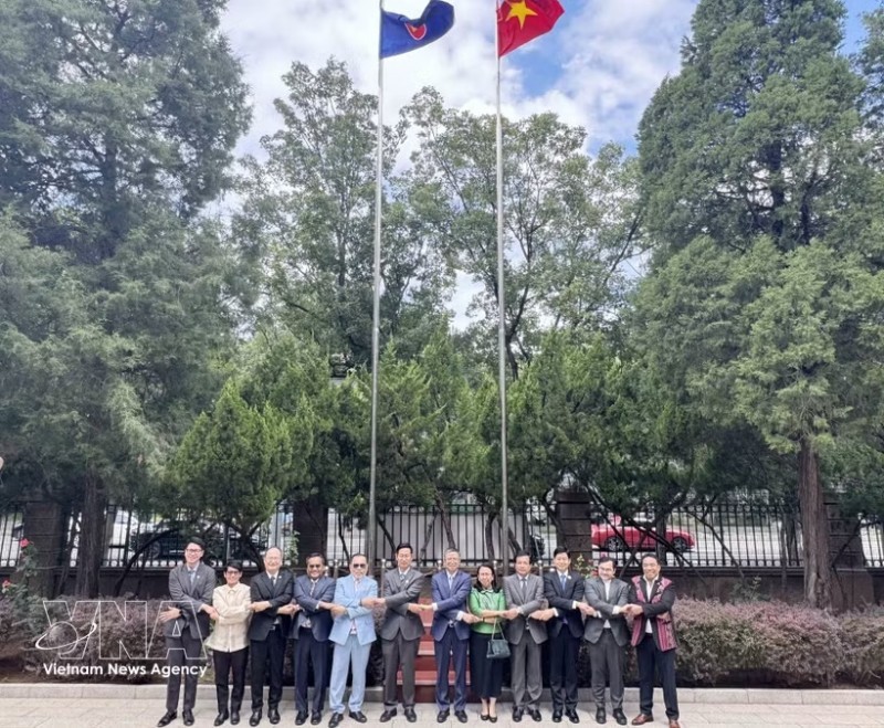 ASEAN ambassadors in Beijing and the Secretary-General of the ASEAN-China Centre pose for a group photo. (Photo:VNA) ASEAN ambassadors in Beijing and the Secretary-General of the ASEAN-China Centre pose for a group photo. (Photo:VNA)