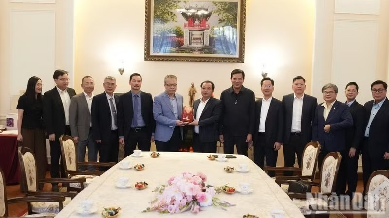 Politburo member and Secretary of the Ha Noi Party Committee Tran Duc Thang presents a gift to the Vietnamese Embassy in Russia. (Photo: Thanh The) Politburo member and Secretary of the Ha Noi Party Committee Tran Duc Thang presents a gift to the Vietnamese Embassy in Russia. (Photo: Thanh The)