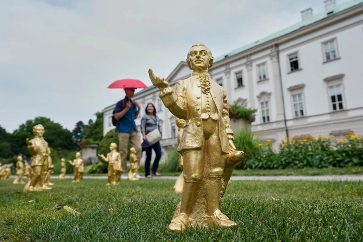 Các bức tượng Mozart do nghệ sĩ Đức Ottmar Hörl thực hiện nhân dịp kỷ niệm 270 năm ngày sinh nhà soạn nhạc Wolfgang Amadeus Mozart ở Salzburg, Áo ngày 15-7 - Ảnh: AP Các bức tượng Mozart do nghệ sĩ Đức Ottmar Hörl thực hiện nhân dịp kỷ niệm 270 năm ngày sinh nhà soạn nhạc Wolfgang Amadeus Mozart ở Salzburg, Áo ngày 15-7 - Ảnh: AP