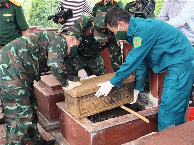 Lực lượng chức năng lấy mẫu, bàn giao mẫu và số hóa thông tin hài cốt liệt sĩ tại Nghĩa trang Liệt sĩ Quản Bạ, tỉnh Tuyên Quang, ngày 4/6. Ảnh minh họa: Đức Thọ/TTXVN Lực lượng chức năng lấy mẫu, bàn giao mẫu và số hóa thông tin hài cốt liệt sĩ tại Nghĩa trang Liệt sĩ Quản Bạ, tỉnh Tuyên Quang, ngày 4/6. Ảnh minh họa: Đức Thọ/TTXVN