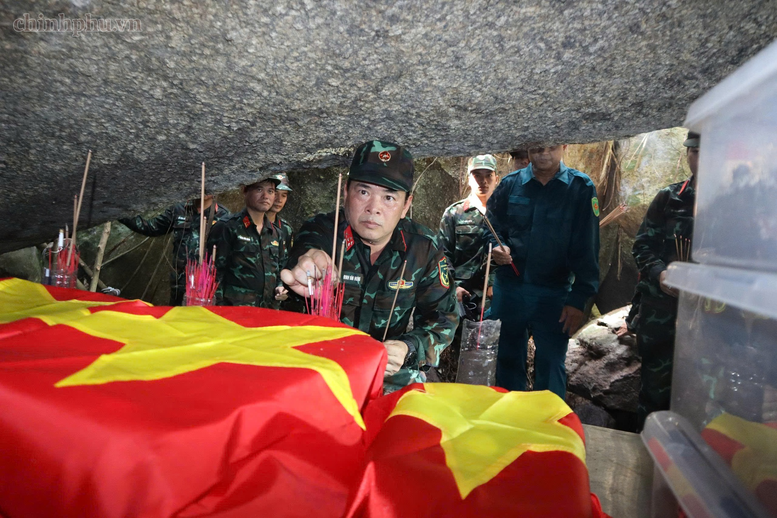 Da Nang City Military Command searches for martyrs' remains at Da Sap Cave. (Photo: chinhphu.vn)