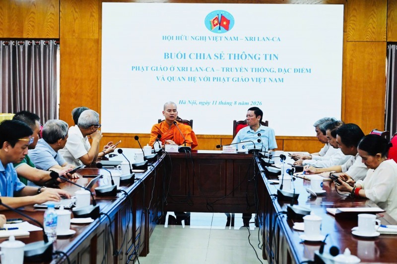ព្រះតេជព្រះគុណ Thich Phap Quang ផ្លាស់ប្តូរយោបល់នៅក្នុងកម្មវិធី។ ព្រះតេជព្រះគុណ Thich Phap Quang ផ្លាស់ប្តូរយោបល់នៅក្នុងកម្មវិធី។