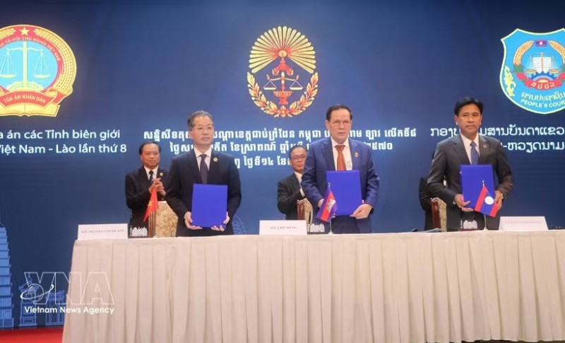 The heads of the Vietnamese, Lao and Cambodian delegations sign the joint communiqué of the conference. (Photo: VNA) The heads of the Vietnamese, Lao and Cambodian delegations sign the joint communiqué of the conference. (Photo: VNA)