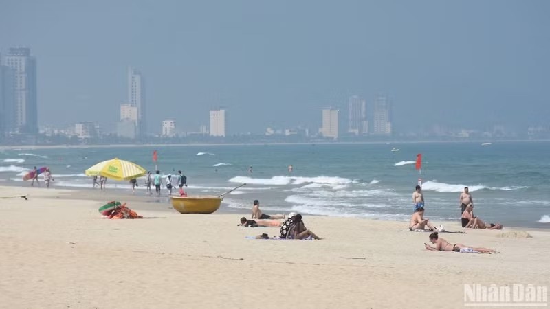 Tourists explore My Khe Beach in Da Nang. (Photo: Anh Dao) Tourists explore My Khe Beach in Da Nang. (Photo: Anh Dao)