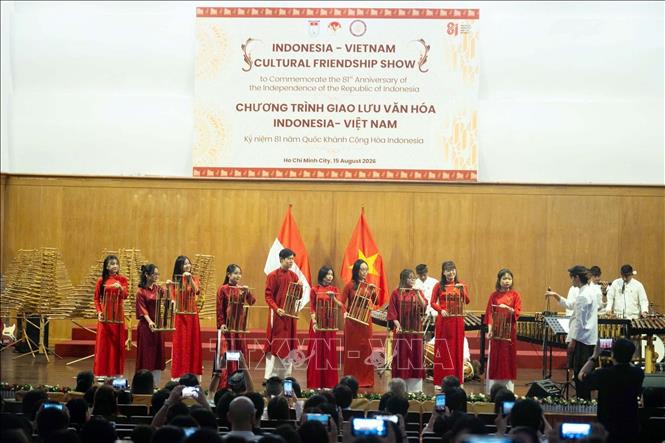 sinh viên Nhạc viện TP.HCM cùng các nghệ sĩ đoàn Saung Angklung Udjo biểu diễn, sử dụng đàn angklung truyền thống của Indonesia sinh viên Nhạc viện TP.HCM cùng các nghệ sĩ đoàn Saung Angklung Udjo biểu diễn, sử dụng đàn angklung truyền thống của Indonesia