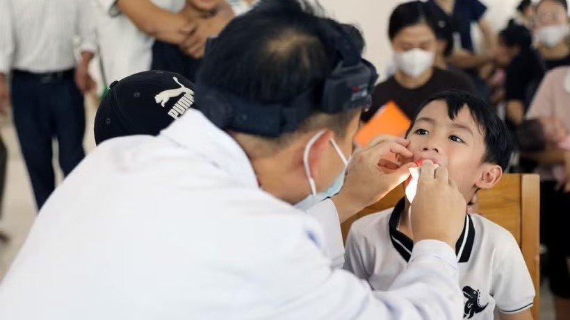 Hà Nội khám sức khỏe miễn phí cho trẻ em, học sinh trước năm học mới