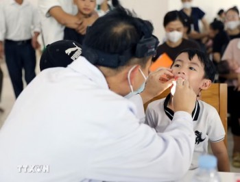 Hà Nội khám sức khỏe miễn phí cho trẻ em, học sinh trước năm học mới