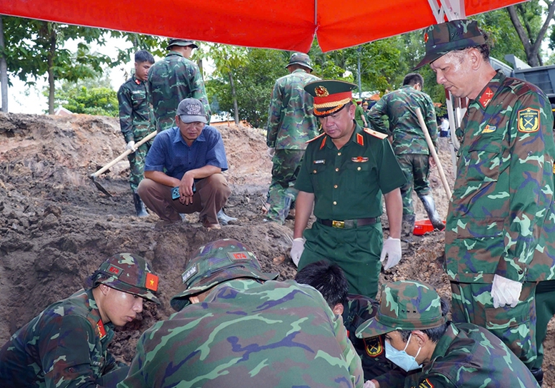 Thiếu tướng Nguyễn Thành Trung, Chính ủy Bộ Tư lệnh Thành phố Hồ Chí Minh tại hiện trường khu vực tìm kiếm, quy tập hài cốt liệt sĩ ở Công viên Lê Thị Riêng - Ảnh: Bộ Tư lệnh Thành phố Hồ Chí Minh Thiếu tướng Nguyễn Thành Trung, Chính ủy Bộ Tư lệnh Thành phố Hồ Chí Minh tại hiện trường khu vực tìm kiếm, quy tập hài cốt liệt sĩ ở Công viên Lê Thị Riêng - Ảnh: Bộ Tư lệnh Thành phố Hồ Chí Minh