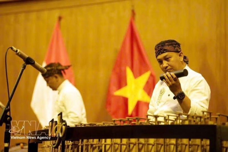 Indonesian artists perform at the Vietnam-Indonesia friendship cultural exchange programme in Ho Chi Minh City. (Photo: VNA) Indonesian artists perform at the Vietnam-Indonesia friendship cultural exchange programme in Ho Chi Minh City. (Photo: VNA)