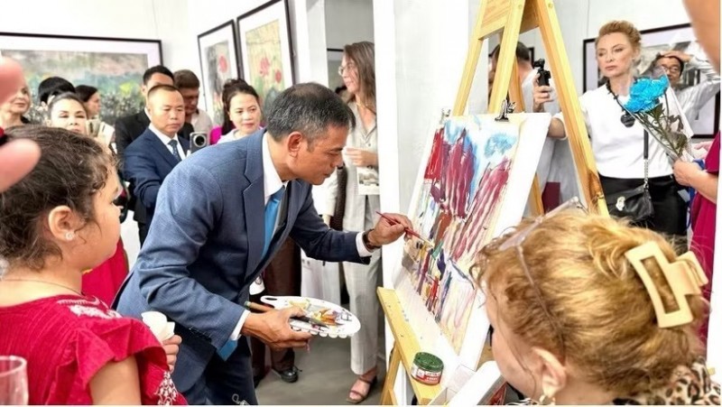 Artist Ngo Duc Hoang gives a live painting demonstration on traditional Do paper at the exhibition in Vladivostok on August 15. (Photo: VNA) Artist Ngo Duc Hoang gives a live painting demonstration on traditional Do paper at the exhibition in Vladivostok on August 15. (Photo: VNA)