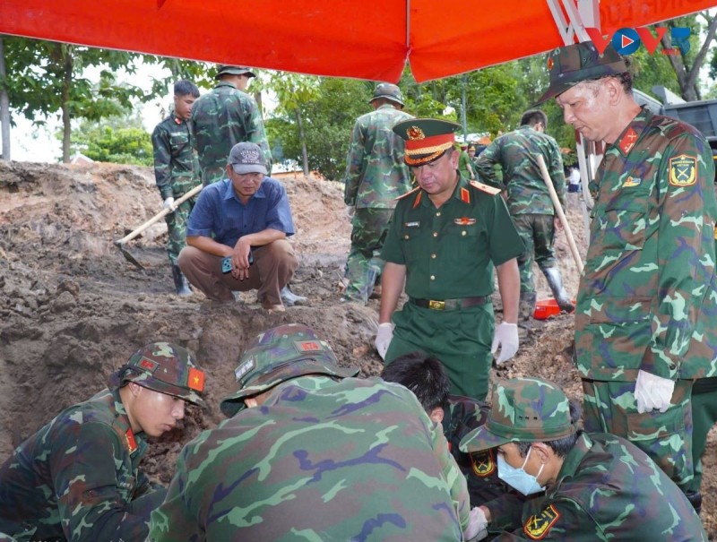 ឧត្តមសេនីយ៍ទោ Nguyen Thanh Trung (ទីពីរពីរាប់ពីស្តាំមក) ពិនិត្យការងារស្វែងរក និងប្រមូលផ្តុំអដ្ឋិធាតុយុទ្ធជនពលី នៅសួនច្បារ Le Thi Rieng។ ឧត្តមសេនីយ៍ទោ Nguyen Thanh Trung (ទីពីរពីរាប់ពីស្តាំមក) ពិនិត្យការងារស្វែងរក និងប្រមូលផ្តុំអដ្ឋិធាតុយុទ្ធជនពលី នៅសួនច្បារ Le Thi Rieng។