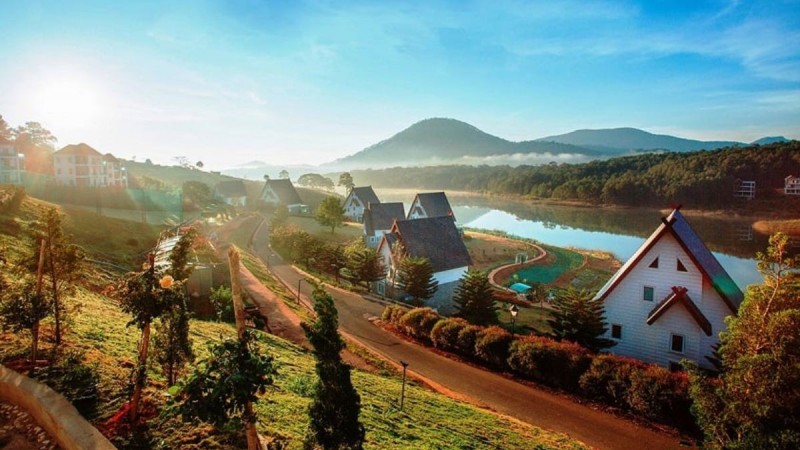នៅខេត្ត Lam Dong ទីក្រុង Da Lat គឺជាគោលដៅដ៏ស័ក្តិសមដើម្បីគេចពីកម្ដៅរដូវក្ដៅ។ «ទីក្រុងនៃបុប្ផារាប់ពាន់» ទាក់ទាញភ្ញៀវទេសចរដោយសារអាកាសធាតុត្រជាក់ស្រួល រដូវផ្ការីកស្គុះស្គាយ និងទេសភាពដ៏សុខសាន្ត។ ជាពិសេស ព្រលានយន្តហោះ Lien Khuong នឹងដំណើរការឡើងវិញចាប់ពីថ្ងៃទី ១៩ ខែសីហា មុនថ្ងៃឈប់សម្រាកបុណ្យជាតិ ២ កញ្ញា ដើម្បីបំពេញតម្រូវការធ្វើដំណើរតាមផ្លូវអាកាសរបស់ភ្ញៀវទេសចរ។