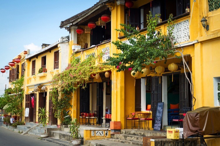 នៅជិត Da Nang ទីក្រុង Hoi An នាំមកនូវការរួមបញ្ចូលគ្នាយ៉ាងល្អឥតខ្ចោះរវាងសង្កាត់បុរាណដែលបង្កប់នូវអត្តសញ្ញាណវប្បធម៌យ៉ាងជ្រាលជ្រៅ និងតំបន់ឆ្នេរសមុទ្រដែលមានខ្យល់បក់រំភើយៗ។ ភ្ញៀវទេសចរអាចជិះទូកកម្សាន្តលើផ្ទៃទឹកដ៏សុខសាន្តកណ្តាលព្រៃដូង Bay Mau លើទូកល្អីឫស្សីប្រពៃណី ឬចូលរួមវគ្គសិក្សាអនុវត្តផ្ទាល់ដើម្បីចម្អិនម្ហូបពិសេសៗប្រចាំតំបន់ភាគកណ្តាល។ នៅជិត Da Nang ទីក្រុង Hoi An នាំមកនូវការរួមបញ្ចូលគ្នាយ៉ាងល្អឥតខ្ចោះរវាងសង្កាត់បុរាណដែលបង្កប់នូវអត្តសញ្ញាណវប្បធម៌យ៉ាងជ្រាលជ្រៅ និងតំបន់ឆ្នេរសមុទ្រដែលមានខ្យល់បក់រំភើយៗ។ ភ្ញៀវទេសចរអាចជិះទូកកម្សាន្តលើផ្ទៃទឹកដ៏សុខសាន្តកណ្តាលព្រៃដូង Bay Mau លើទូកល្អីឫស្សីប្រពៃណី ឬចូលរួមវគ្គសិក្សាអនុវត្តផ្ទាល់ដើម្បីចម្អិនម្ហូបពិសេសៗប្រចាំតំបន់ភាគកណ្តាល។