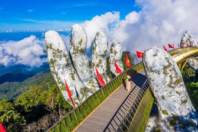 ទីក្រុង Da Nang បន្តអះអាងនូវភាពទាក់ទាញយ៉ាងខ្លាំងចំពោះភ្ញៀវទេសចរវៀតណាម ដោយជាគោលដៅរដូវក្ដៅមួយក្នុងចំណោមគោលដៅដែលត្រូវបានស្វែងរកច្រើនបំផុតក្នុងឆ្នាំនេះ។ ជាមួយនឹងថ្ងៃរដូវក្ដៅពោរពេញដោយពន្លឺថ្ងៃ ឆ្នេរសមុទ្រលាតសន្ធឹងវែងអន្លាយ និងខ្យល់ជំនោរបក់រំភើយៗ Da Nang នាំមកនូវការរួមបញ្ចូលគ្នាយ៉ាងឥតខ្ចោះរវាងចង្វាក់ជីវិតទីក្រុងទំនើប និងលំហសម្រាកលម្ហែកាយដ៏ស្ងប់ស្ងាត់។ ទីក្រុង Da Nang បន្តអះអាងនូវភាពទាក់ទាញយ៉ាងខ្លាំងចំពោះភ្ញៀវទេសចរវៀតណាម ដោយជាគោលដៅរដូវក្ដៅមួយក្នុងចំណោមគោលដៅដែលត្រូវបានស្វែងរកច្រើនបំផុតក្នុងឆ្នាំនេះ។ ជាមួយនឹងថ្ងៃរដូវក្ដៅពោរពេញដោយពន្លឺថ្ងៃ ឆ្នេរសមុទ្រលាតសន្ធឹងវែងអន្លាយ និងខ្យល់ជំនោរបក់រំភើយៗ Da Nang នាំមកនូវការរួមបញ្ចូលគ្នាយ៉ាងឥតខ្ចោះរវាងចង្វាក់ជីវិតទីក្រុងទំនើប និងលំហសម្រាកលម្ហែកាយដ៏ស្ងប់ស្ងាត់។