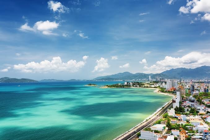 នៅខេត្ត Khanh Hoa ទីក្រុង Nha Trang គឺជាគោលដៅដ៏ស៊ាំធ្លាប់សម្រាប់ដំណើរកម្សាន្តនារដូវក្ដៅ។ ទីកន្លែងនេះមានឆ្នេរសមុទ្រលាតសន្ធឹងវែង ទឹកសមុទ្រថ្លាឈ្វេង ស័ក្តិសមបំផុតសម្រាប់សកម្មភាពមុជទឹកសមុទ្រ ព្រមទាំងអាកាសធាតុស្រួលខ្លួន ដែលស័ក្តិសមខ្លាំងណាស់សម្រាប់បទពិសោធន៍នៃការត្រាំភក់រ៉ែ ឬការទទួលទានគ្រឿងសមុទ្រស្រស់ៗ។ នៅខេត្ត Khanh Hoa ទីក្រុង Nha Trang គឺជាគោលដៅដ៏ស៊ាំធ្លាប់សម្រាប់ដំណើរកម្សាន្តនារដូវក្ដៅ។ ទីកន្លែងនេះមានឆ្នេរសមុទ្រលាតសន្ធឹងវែង ទឹកសមុទ្រថ្លាឈ្វេង ស័ក្តិសមបំផុតសម្រាប់សកម្មភាពមុជទឹកសមុទ្រ ព្រមទាំងអាកាសធាតុស្រួលខ្លួន ដែលស័ក្តិសមខ្លាំងណាស់សម្រាប់បទពិសោធន៍នៃការត្រាំភក់រ៉ែ ឬការទទួលទានគ្រឿងសមុទ្រស្រស់ៗ។