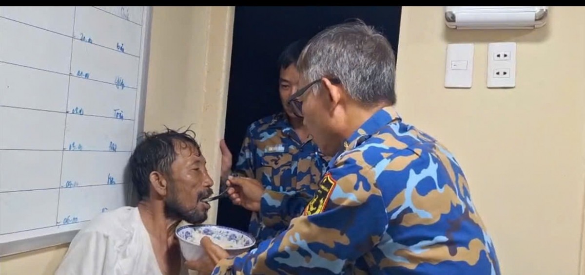 Navy Ship 743 Rescues Fisherman Adrift at Sea for Four Days Navy Ship 743 Rescues Fisherman Adrift at Sea for Four Days