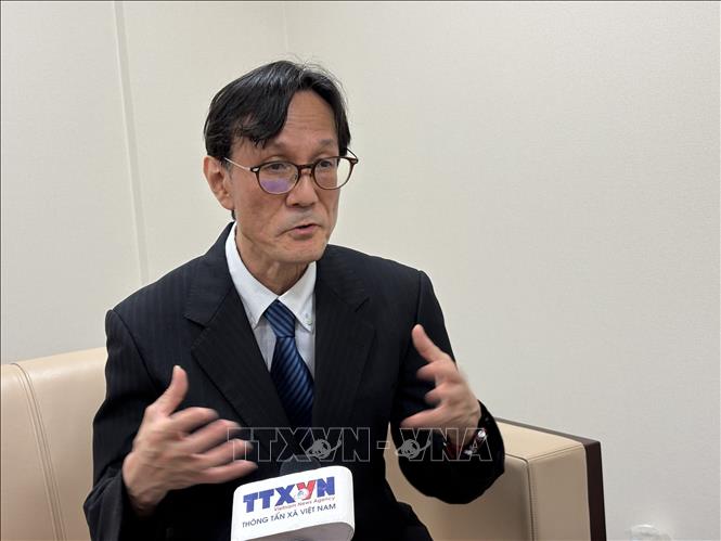  Giáo sư Shimizu Masaaki, Đại học Osaka, trả lời phỏng vấn của phóng viên TTXVN. Ảnh tư liệu: Phạm Tuân/PV TTXVN tại Nhật Bản