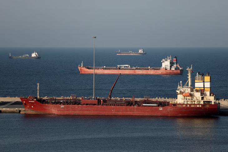 Một tàu chở dầu neo đậu tại eo biển Hormuz, tuyến hàng hải chiến lược của thế giới nhưng đang bị phong tỏa do chiến sự Mỹ - Iran - Ảnh: