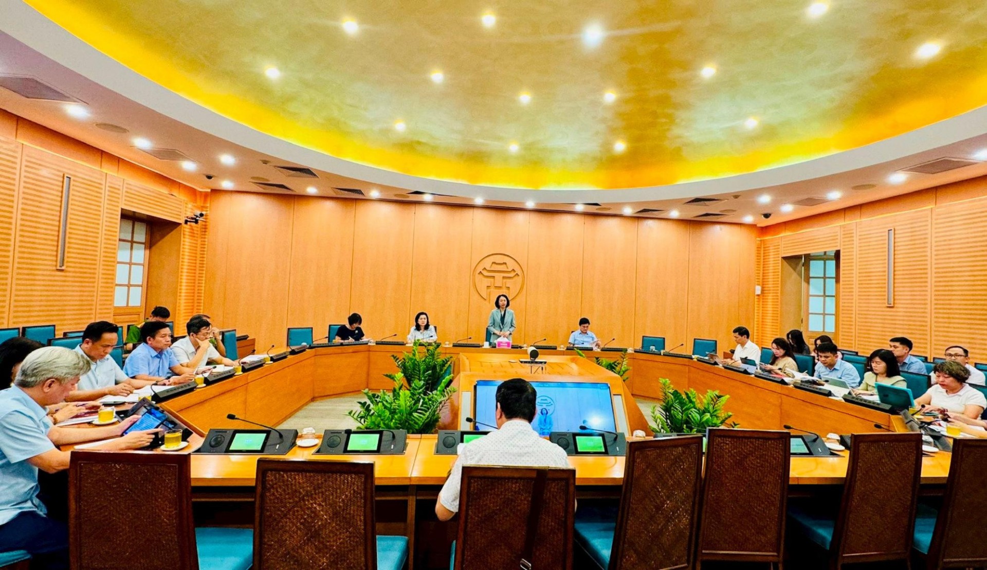 Hội nghị tổ chức trực tuyến và kết nối tới 126 điểm cầu xã, phường của thành phố. (Ảnh: T.L)