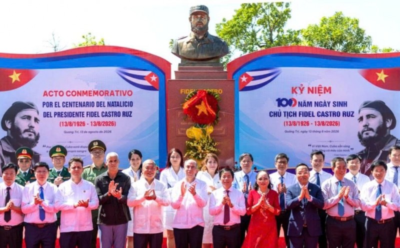 បណ្តាប្រតិភូថតរូបអនុស្សាវរីយ៍នៅមុខរូបសំណាកមេដឹកនាំ Fidel Castro