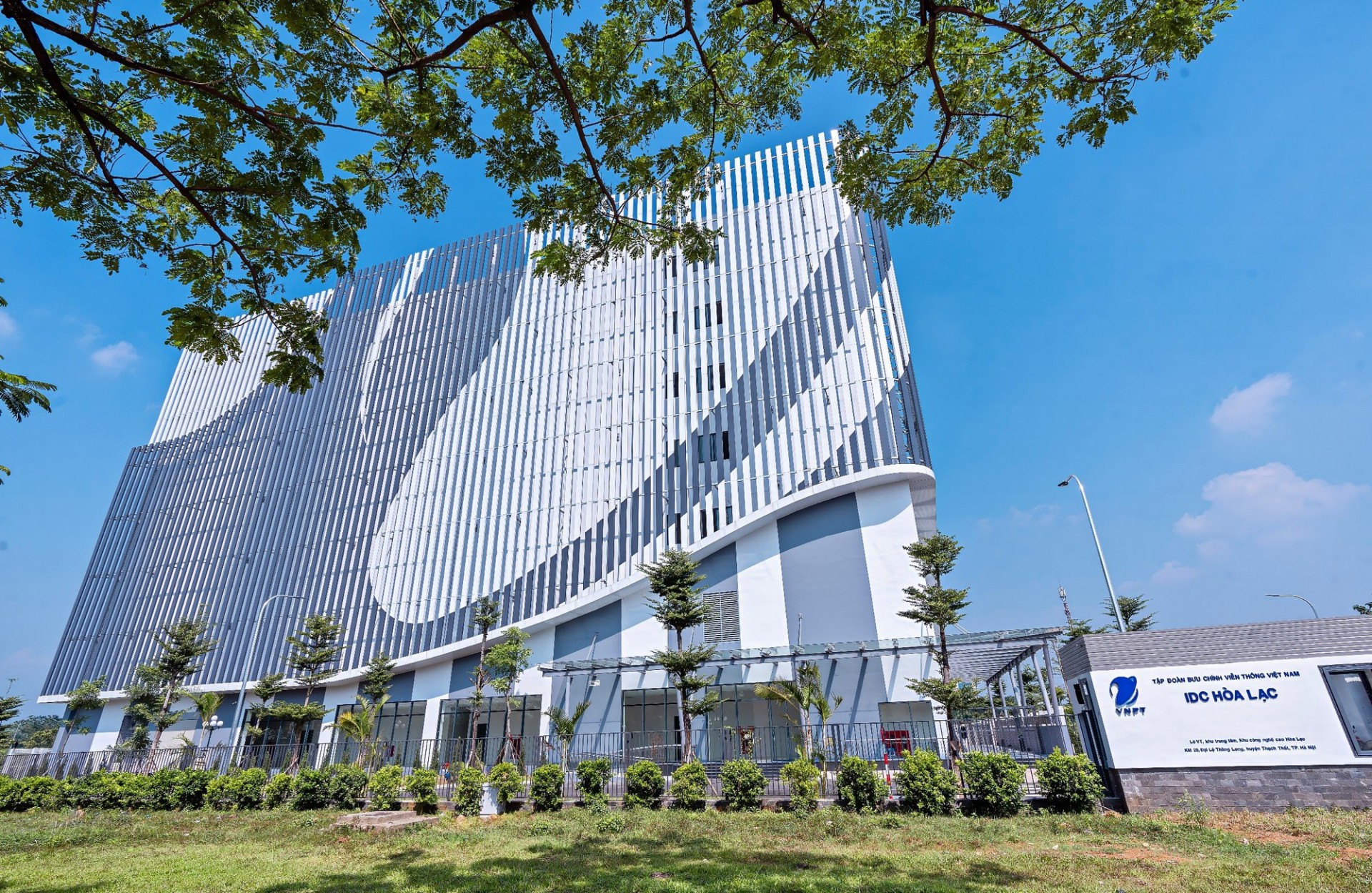 The 8th Data Center (IDC) at Hoa Lac Hi-Tech Park The 8th Data Center (IDC) at Hoa Lac Hi-Tech Park