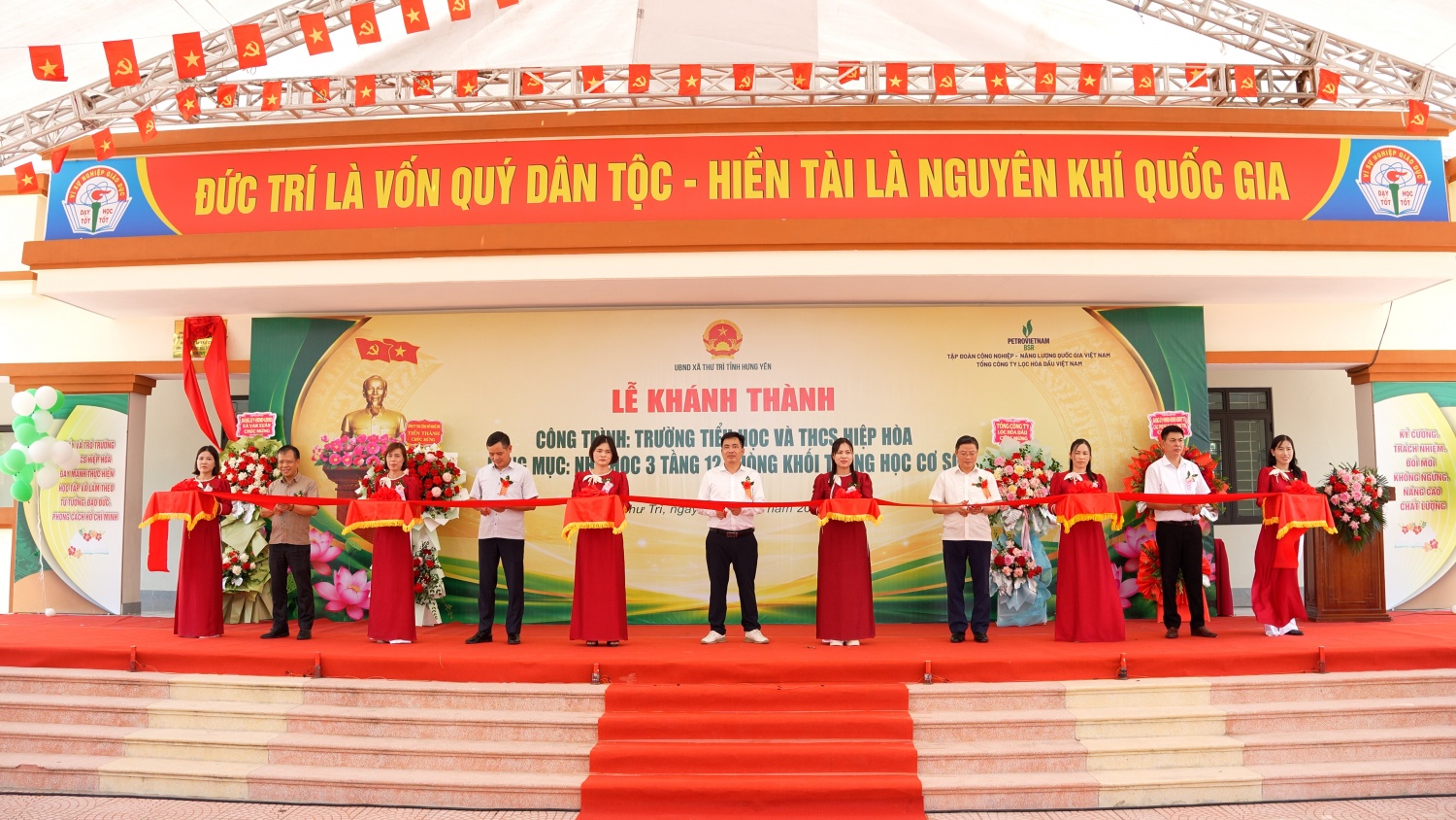 Các đại biểu thực hiện nghi thức cắt băng khánh thành công trình. Các đại biểu thực hiện nghi thức cắt băng khánh thành công trình.