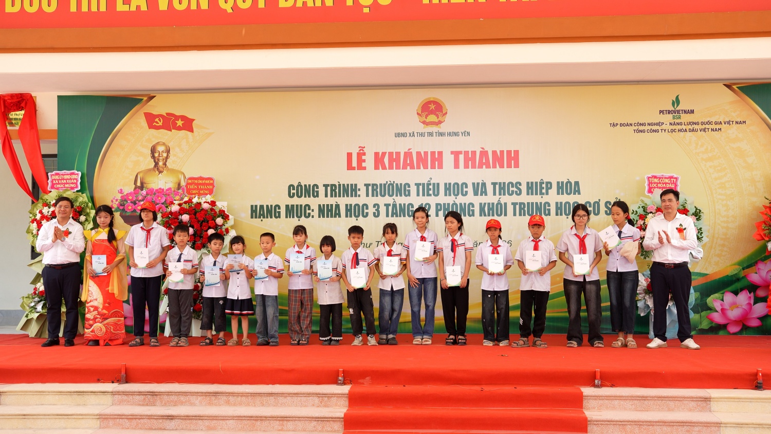 BSR trao những phần quà dành tặng các học sinh có thành tích xuất sắc và học sinh có hoàn cảnh khó khăn của nhà trường. BSR trao những phần quà dành tặng các học sinh có thành tích xuất sắc và học sinh có hoàn cảnh khó khăn của nhà trường.