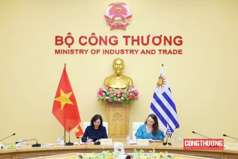 Vietnamese Deputy Minister of Industry and Trade Phan Thi Thang (left) and Uruguayan Deputy Foreign Minister Valeria Csukasi sign the minutes of the fourth session of the Joint Committee on Economic, Trade and Investment Cooperation (Photo: tapchicongthuong.vn) Vietnamese Deputy Minister of Industry and Trade Phan Thi Thang (left) and Uruguayan Deputy Foreign Minister Valeria Csukasi sign the minutes of the fourth session of the Joint Committee on Economic, Trade and Investment Cooperation (Photo: tapchicongthuong.vn)