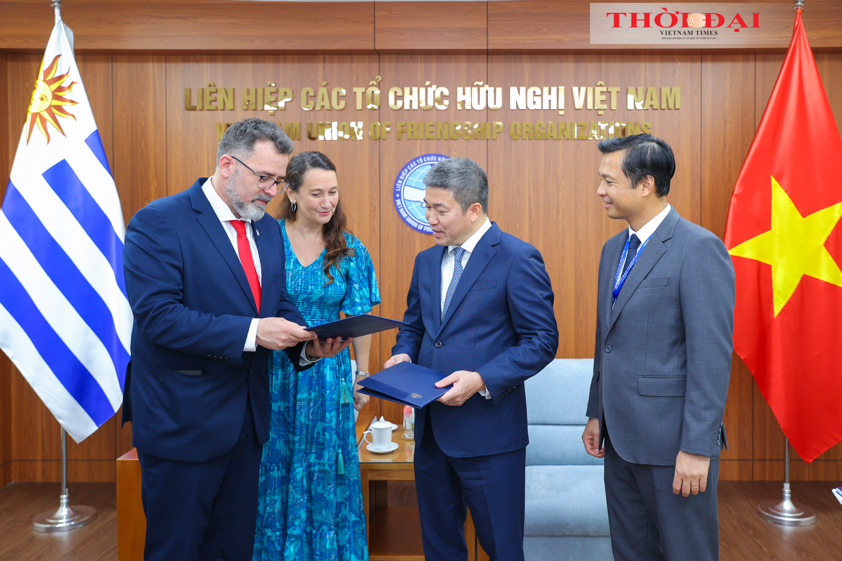 Chủ tịch Liên hiệp các tổ chức hữu nghị Việt Nam Phan Anh Sơn trao đổi với các thành viên đoàn đại biểu Uruguay. (Ảnh: Đinh Hòa) Chủ tịch Liên hiệp các tổ chức hữu nghị Việt Nam Phan Anh Sơn trao đổi với các thành viên đoàn đại biểu Uruguay. (Ảnh: Đinh Hòa)