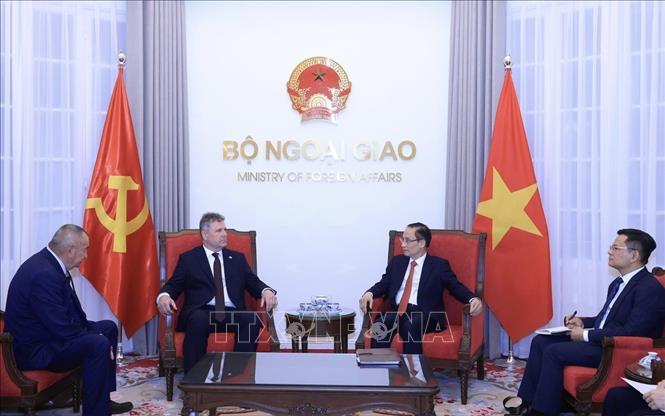 Bộ trưởng Bộ Ngoại giao Lê Hoài Trung tiếp đồng chí Roman Roun, Chủ tịch Đảng Cộng sản Séc - Morava. Ảnh: Tuấn Anh/TTXVN Bộ trưởng Bộ Ngoại giao Lê Hoài Trung tiếp đồng chí Roman Roun, Chủ tịch Đảng Cộng sản Séc - Morava. Ảnh: Tuấn Anh/TTXVN