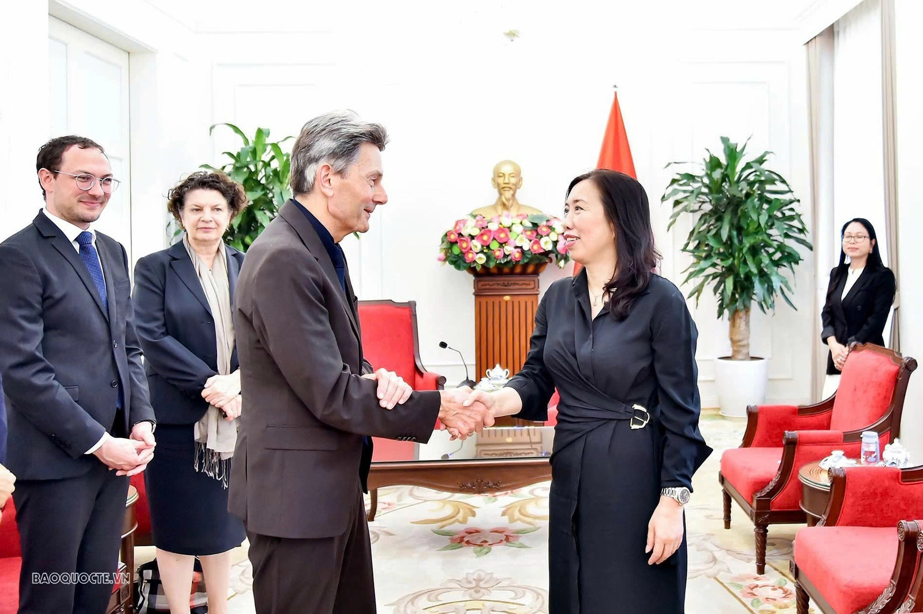 Thứ trưởng Ngoại giao Lê Thị Thu Hằng tiếp Nghị sĩ Rolf Mutzenich, Ủy viên Ủy ban Đối ngoại Quốc hội Liên bang Đức. (Ảnh: Quang Hòa)