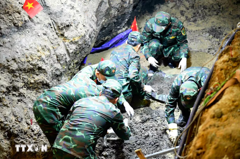 Search teams locate and excavate the remains of fallen soldiers at Le Thi Rieng Park. (Photo: Xuan Khu/VNA)