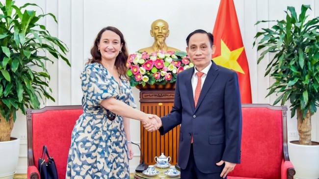 បាល់ទាត់បើកបន្ថែមស្ពានតភ្ជាប់ការផ្លាស់ប្តូររវាងវៀតណាម និងអ៊ុយរ៉ាហ្គាយ