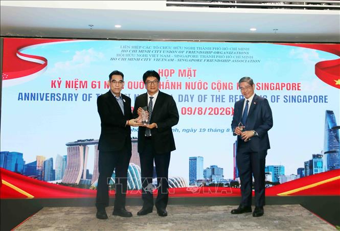 Tặng quà lưu niệm cho ông Lâm Dũng Tiến (giữa), Chủ tịch Hội Hữu nghị Việt Nam - Singapore Thành phố Hồ Chí Minh và ông Pang Te Cheng (ngoài cùng bên phải), Tổng Lãnh sự Singapore tại Thành phố Hồ Chí Minh. Tặng quà lưu niệm cho ông Lâm Dũng Tiến (giữa), Chủ tịch Hội Hữu nghị Việt Nam - Singapore Thành phố Hồ Chí Minh và ông Pang Te Cheng (ngoài cùng bên phải), Tổng Lãnh sự Singapore tại Thành phố Hồ Chí Minh.