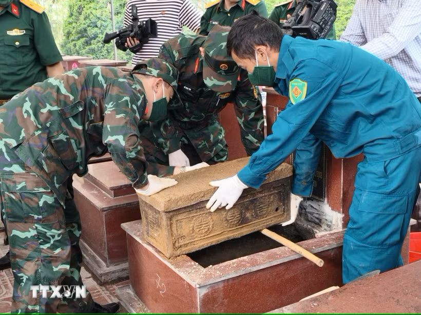 Caption: Authorities collect samples, hand over specimens and digitize information about fallen soldiers' remains. (Photo: Duc Tho/VNA)