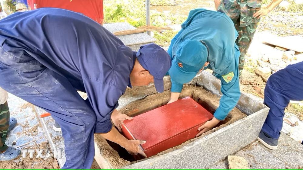 The An Giang Steering Committee for the search, recovery and identification of fallen soldiers' remains collects bone samples for DNA testing at Tri Ton Martyrs' Cemetery. (Photo: Thanh Sang/VNA)