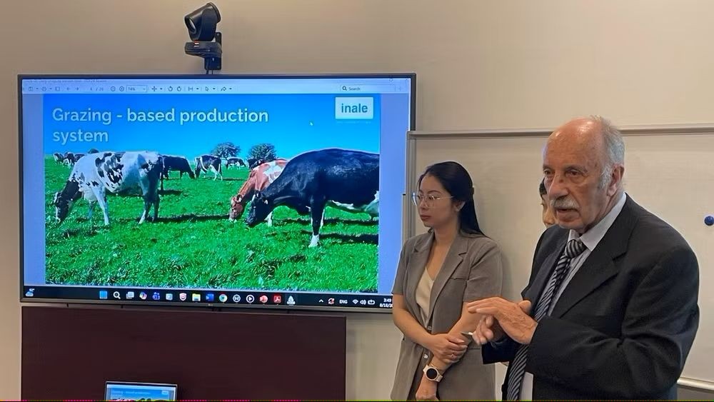 Ricardo de Izaguirre, President of Uruguay's National Dairy Institute (INALE), introduces Uruguay's milk and dairy products. (Photo: Khac Kien/People's Newspaper)