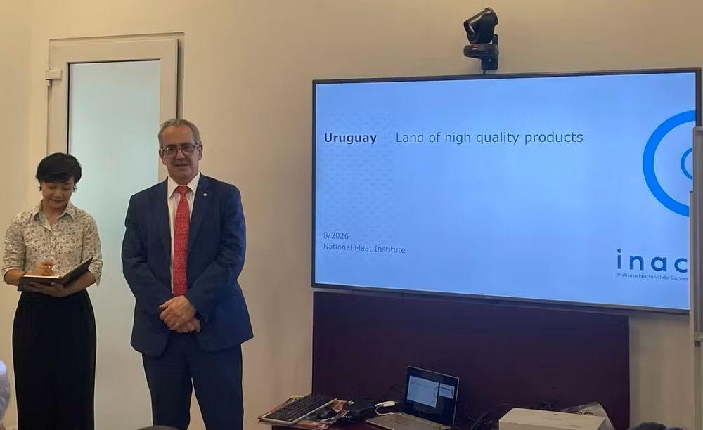 Gaston Escayola, President of Uruguay's National Meat Institute (INAC), introduces Vietnamese businesses to the outstanding advantages of Uruguayan beef. (Photo: Khac Kien/People's Newspaper)