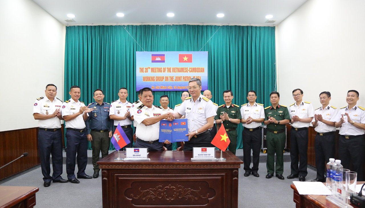 Hai trưởng đoàn ký biên bản phiên họp Hai trưởng đoàn ký biên bản phiên họp