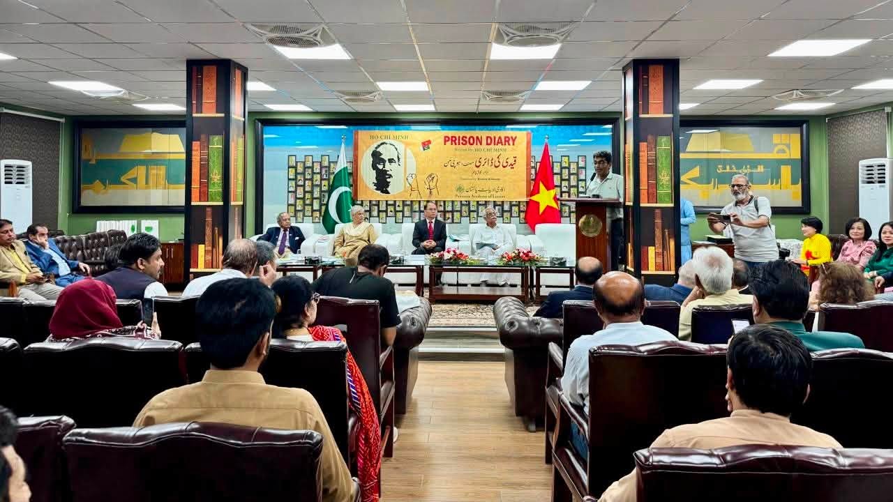 “Nhật ký trong tù” đến với độc giả Pakistan bằng tiếng Urdu và tiếng Anh “Nhật ký trong tù” đến với độc giả Pakistan bằng tiếng Urdu và tiếng Anh