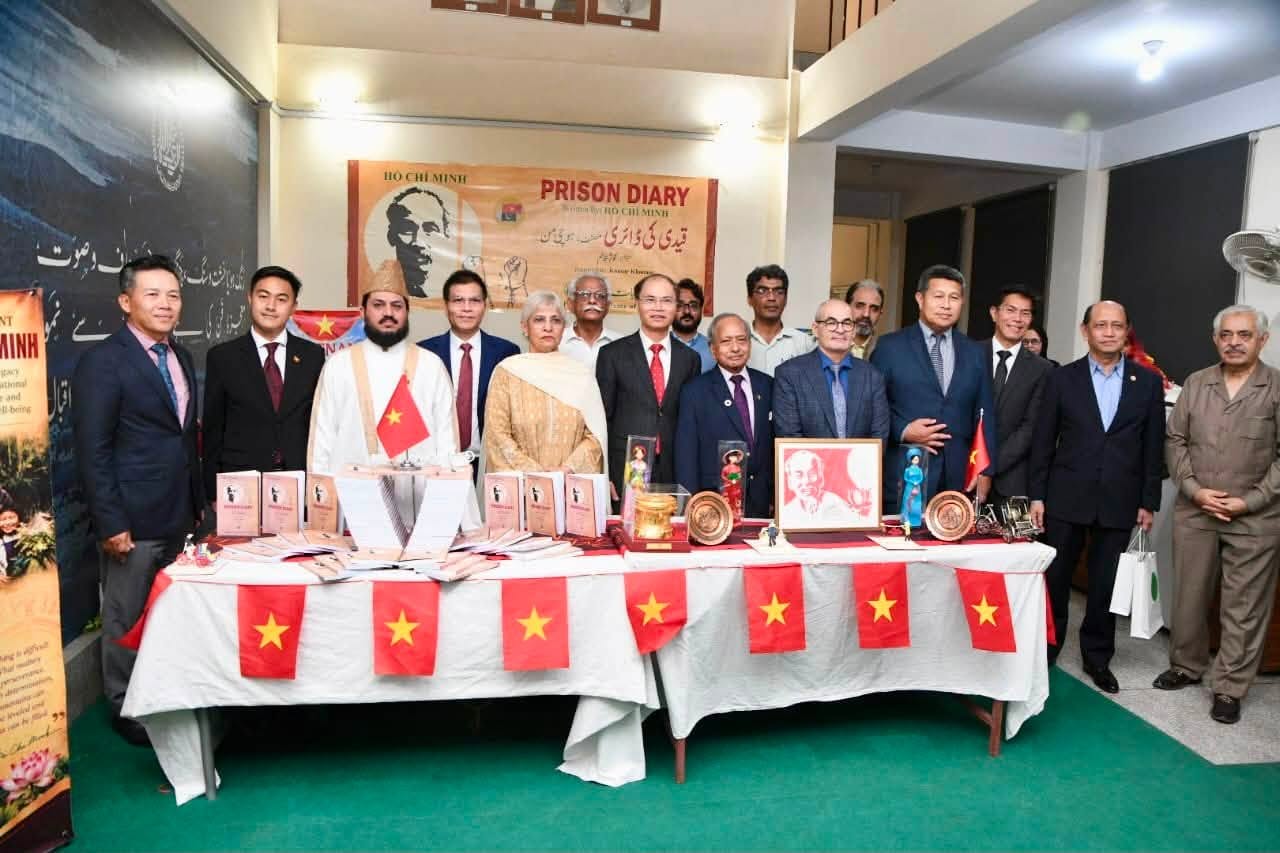“Nhật ký trong tù” đến với độc giả Pakistan bằng tiếng Urdu và tiếng Anh “Nhật ký trong tù” đến với độc giả Pakistan bằng tiếng Urdu và tiếng Anh