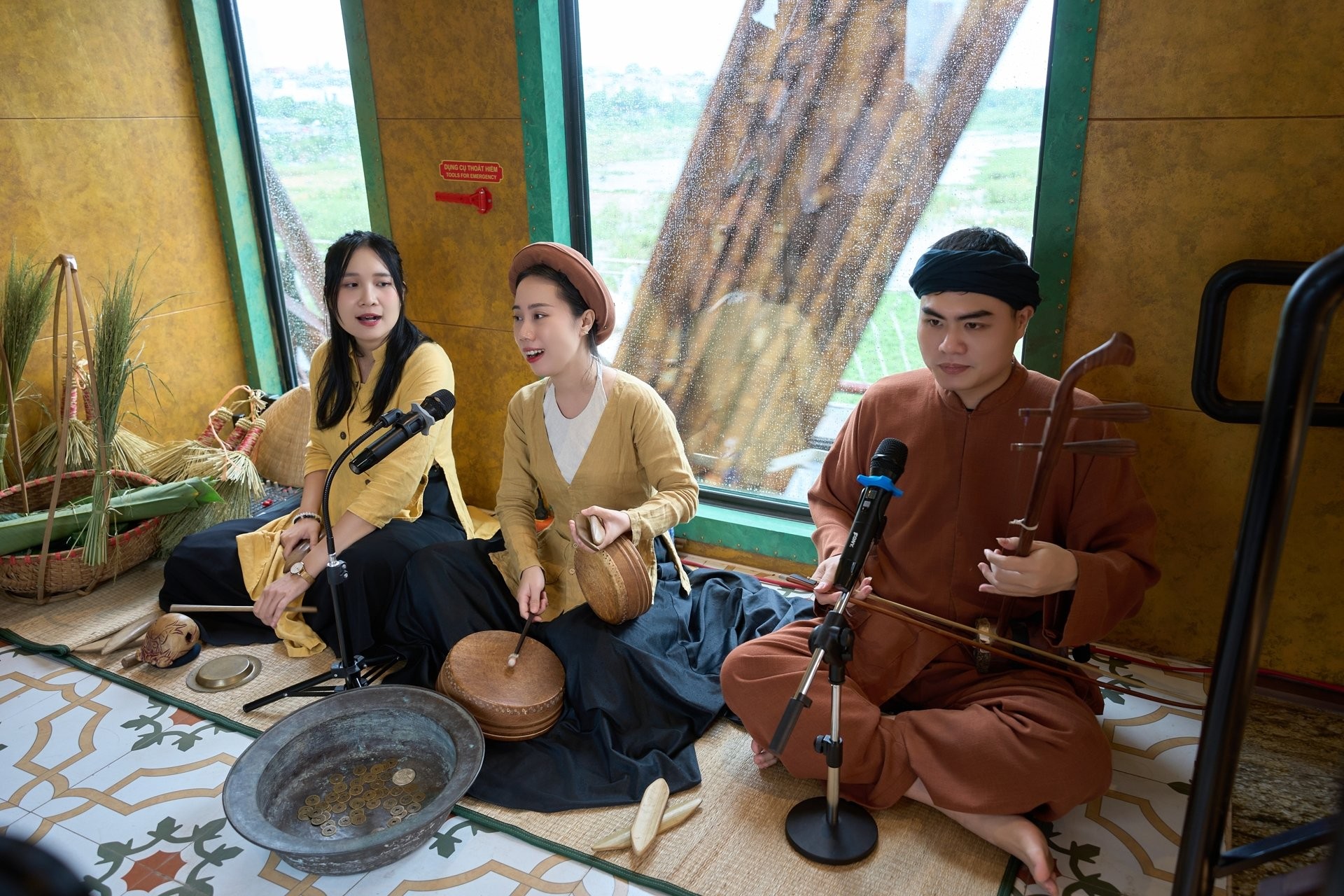 Trên chuyến tàu, các loại hình nghệ thuật truyền thống như quan họ, chèo, xẩm, ca trù được đưa vào chương trình phục vụ du khách. (Ảnh: T.L)