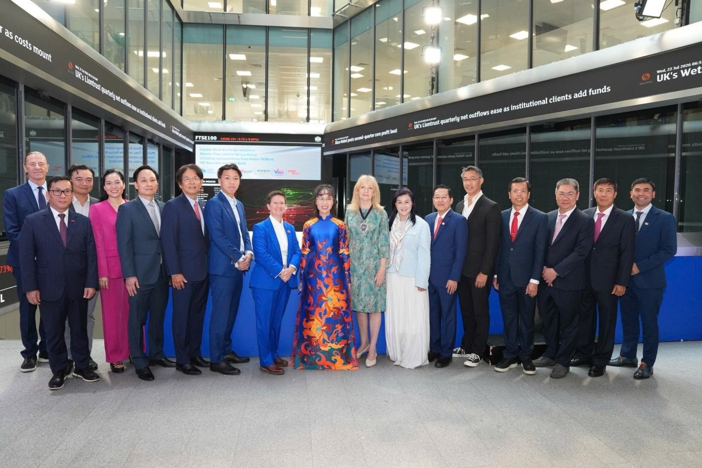 Tiến sĩ Nguyễn Thị Phương Thảo bấm nút khai phiên Sàn giao dịch Chứng khoán Luân Đôn (LSE) cùng Thị trưởng Khu tài chính Luân Đôn - Dame Sue Langley và Tổng giám đốc LSE - Dame Julia Hoggett, thị trường bật tăng điểm Tiến sĩ Nguyễn Thị Phương Thảo bấm nút khai phiên Sàn giao dịch Chứng khoán Luân Đôn (LSE) cùng Thị trưởng Khu tài chính Luân Đôn - Dame Sue Langley và Tổng giám đốc LSE - Dame Julia Hoggett, thị trường bật tăng điểm