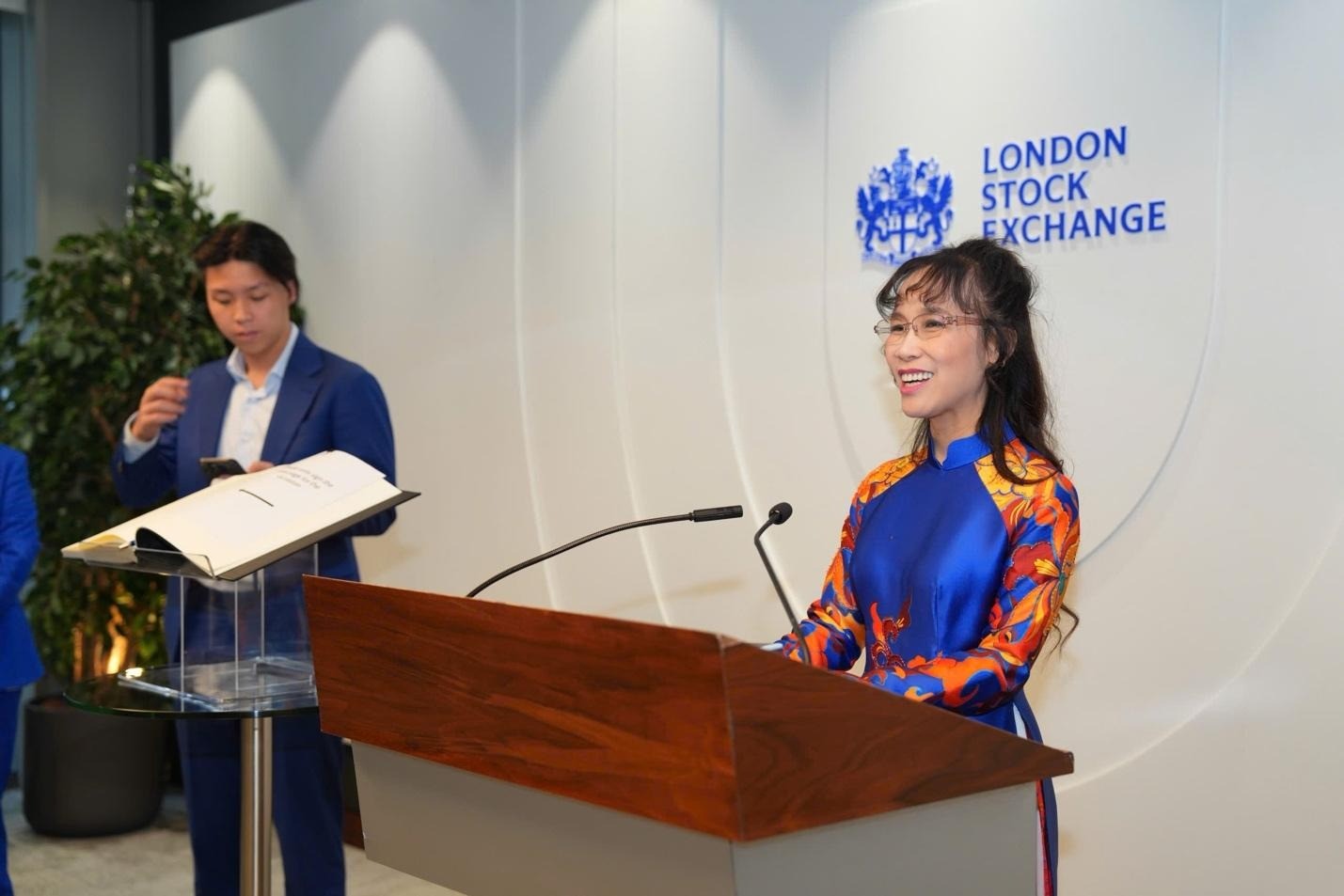 Tiến sĩ Nguyễn Thị Phương Thảo bấm nút khai phiên Sàn giao dịch Chứng khoán Luân Đôn (LSE) cùng Thị trưởng Khu tài chính Luân Đôn - Dame Sue Langley và Tổng giám đốc LSE - Dame Julia Hoggett, thị trường bật tăng điểm Tiến sĩ Nguyễn Thị Phương Thảo bấm nút khai phiên Sàn giao dịch Chứng khoán Luân Đôn (LSE) cùng Thị trưởng Khu tài chính Luân Đôn - Dame Sue Langley và Tổng giám đốc LSE - Dame Julia Hoggett, thị trường bật tăng điểm