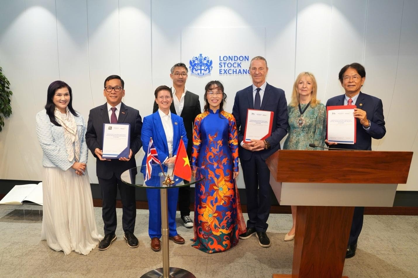 Tiến sĩ Nguyễn Thị Phương Thảo bấm nút khai phiên Sàn giao dịch Chứng khoán Luân Đôn (LSE) cùng Thị trưởng Khu tài chính Luân Đôn - Dame Sue Langley và Tổng giám đốc LSE - Dame Julia Hoggett, thị trường bật tăng điểm Tiến sĩ Nguyễn Thị Phương Thảo bấm nút khai phiên Sàn giao dịch Chứng khoán Luân Đôn (LSE) cùng Thị trưởng Khu tài chính Luân Đôn - Dame Sue Langley và Tổng giám đốc LSE - Dame Julia Hoggett, thị trường bật tăng điểm