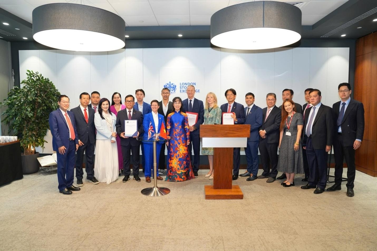 Tiến sĩ Nguyễn Thị Phương Thảo bấm nút khai phiên Sàn giao dịch Chứng khoán Luân Đôn (LSE) cùng Thị trưởng Khu tài chính Luân Đôn - Dame Sue Langley và Tổng giám đốc LSE - Dame Julia Hoggett, thị trường bật tăng điểm Tiến sĩ Nguyễn Thị Phương Thảo bấm nút khai phiên Sàn giao dịch Chứng khoán Luân Đôn (LSE) cùng Thị trưởng Khu tài chính Luân Đôn - Dame Sue Langley và Tổng giám đốc LSE - Dame Julia Hoggett, thị trường bật tăng điểm