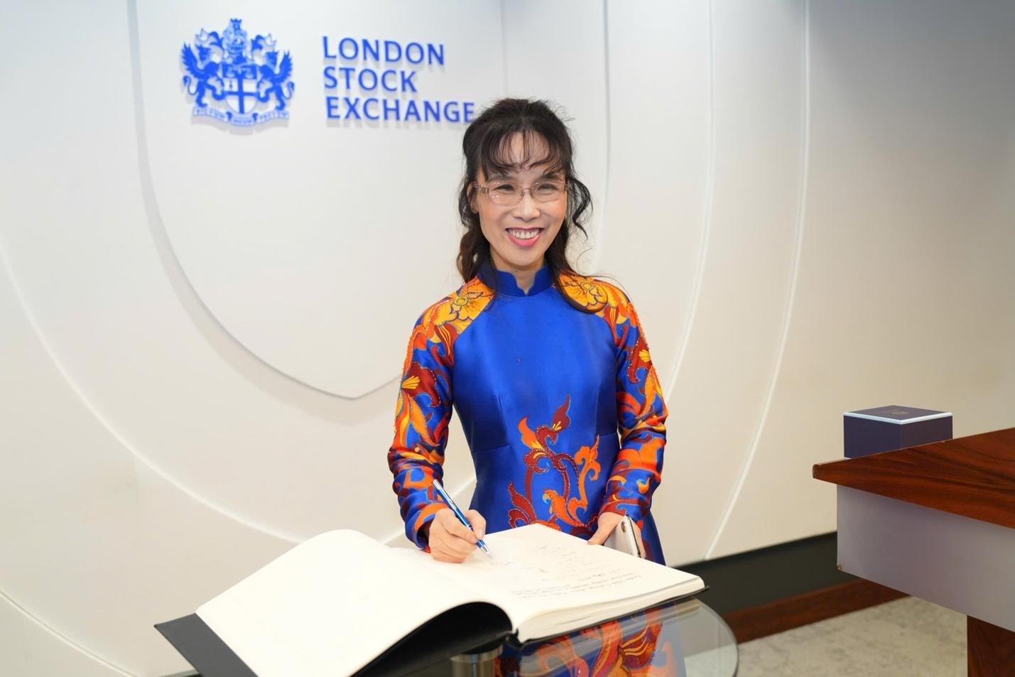 Tiến sĩ Nguyễn Thị Phương Thảo bấm nút khai phiên Sàn giao dịch Chứng khoán Luân Đôn (LSE) cùng Thị trưởng Khu tài chính Luân Đôn - Dame Sue Langley và Tổng giám đốc LSE - Dame Julia Hoggett, thị trường bật tăng điểm Tiến sĩ Nguyễn Thị Phương Thảo bấm nút khai phiên Sàn giao dịch Chứng khoán Luân Đôn (LSE) cùng Thị trưởng Khu tài chính Luân Đôn - Dame Sue Langley và Tổng giám đốc LSE - Dame Julia Hoggett, thị trường bật tăng điểm