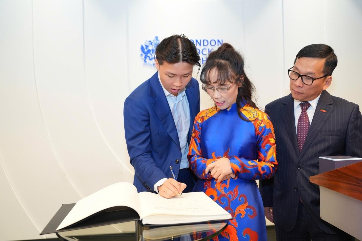 Tiến sĩ Nguyễn Thị Phương Thảo bấm nút khai phiên Sàn giao dịch Chứng khoán Luân Đôn (LSE) cùng Thị trưởng Khu tài chính Luân Đôn - Dame Sue Langley và Tổng giám đốc LSE - Dame Julia Hoggett, thị trường bật tăng điểm Tiến sĩ Nguyễn Thị Phương Thảo bấm nút khai phiên Sàn giao dịch Chứng khoán Luân Đôn (LSE) cùng Thị trưởng Khu tài chính Luân Đôn - Dame Sue Langley và Tổng giám đốc LSE - Dame Julia Hoggett, thị trường bật tăng điểm