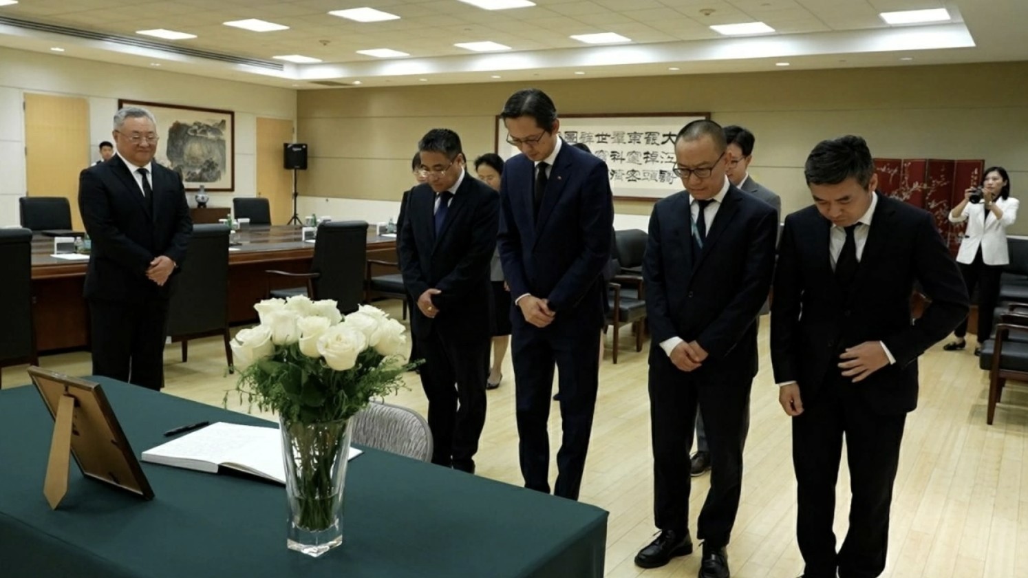 越南驻联合国常驻代表团吊唁中国国务院原总理朱镕基