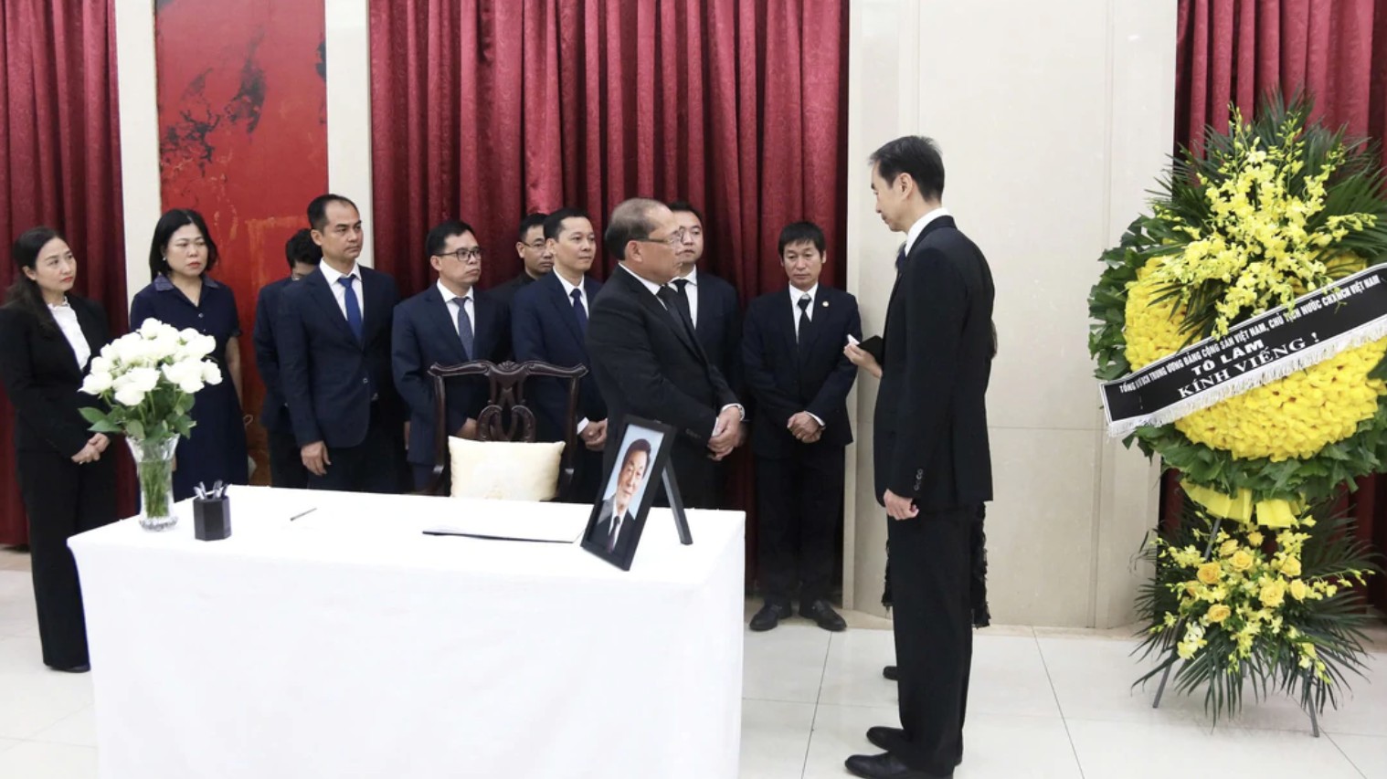越南祖国阵线中央委员会代表团吊唁中国国务院前总理朱镕基